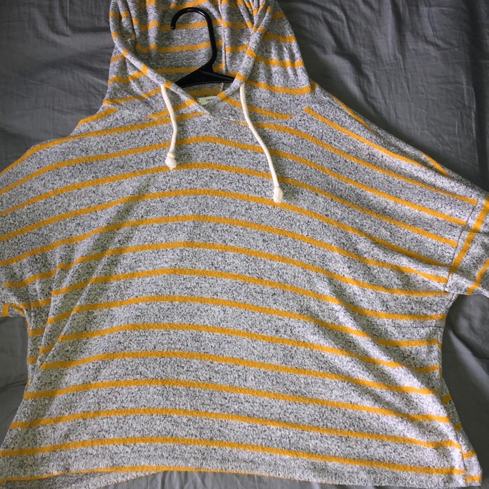 Cropped long sleeves tee with hood